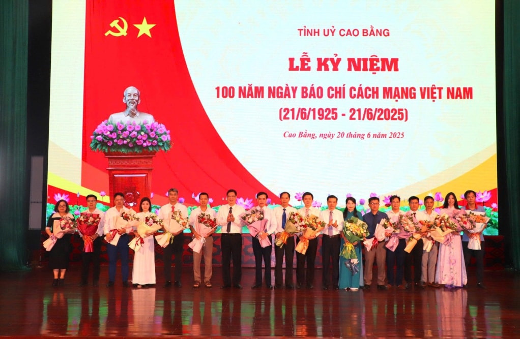 Nhân dịp này, Tỉnh ủy Cao Bằng cũng tặng hoa chúc mừng các cơ quan báo chí đã tích cực thông tin, tuyên truyền về tỉnh Cao Bằng; khen thưởng vinh danh các tác giả, nhóm tác giả có tác phẩm đạt Giải báo chí quốc gia và giải báo chí do các bộ, ngành Trung ương tổ chức trong năm 2024 - 2025