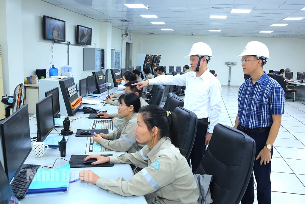 Lãnh đạo Công ty TNHH Một thành viên Đạm Ninh Bình kiểm tra sản xuất Lãnh đạo Công ty TNHH Một thành viên Đạm Ninh Bình kiểm tra sản xuất