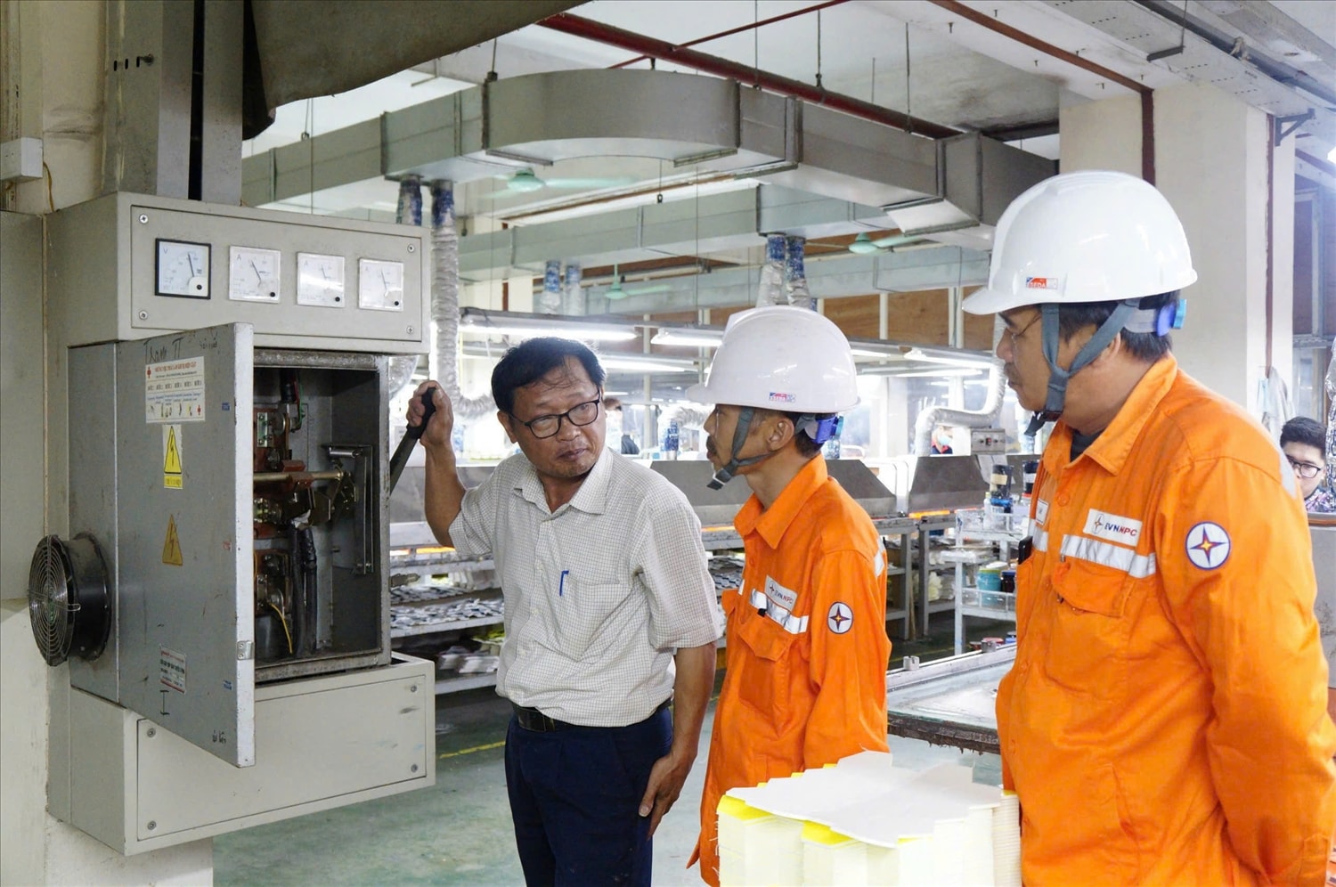PC Thanh Hóa đã chủ động làm việc với các khách hàng lớn, nhất là các doanh nghiệp sản xuất công nghiệp có mức tiêu thụ điện cao để xây dựng kế hoạch điều chỉnh phụ tải theo khung giờ. PC Thanh Hóa đã chủ động làm việc với các khách hàng lớn, nhất là các doanh nghiệp sản xuất công nghiệp có mức tiêu thụ điện cao để xây dựng kế hoạch điều chỉnh phụ tải theo khung giờ.