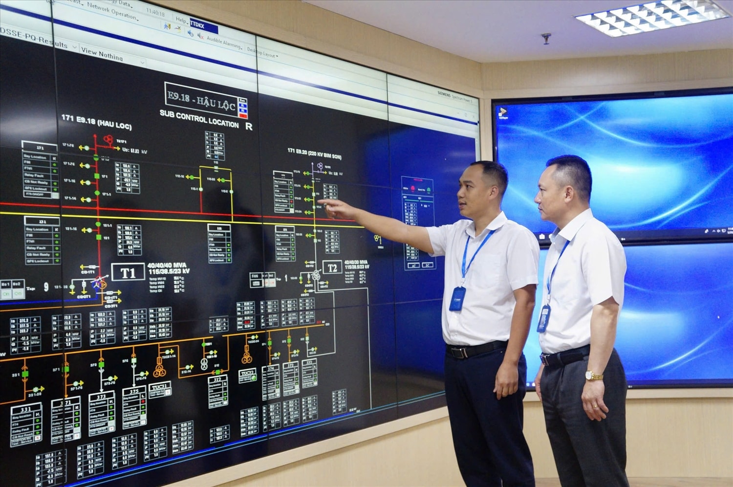 Ông Hoàng Hải, Giám đốc Công ty Điện lực Thanh Hóa kiểm tra công tác trực vận hành tại Trung tâm Điều khiển xa. Ông Hoàng Hải, Giám đốc Công ty Điện lực Thanh Hóa kiểm tra công tác trực vận hành tại Trung tâm Điều khiển xa.