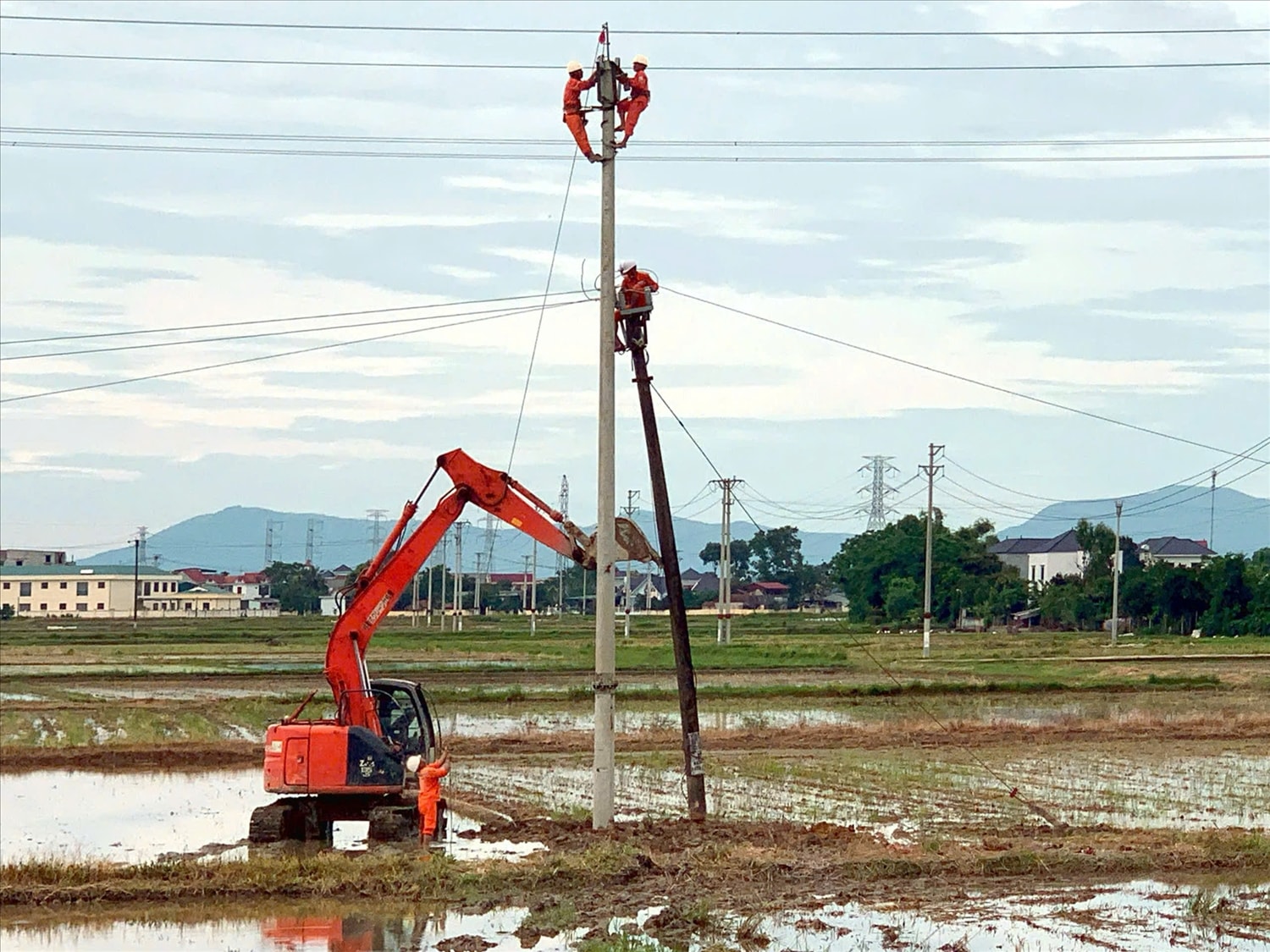 Với việc chuẩn bị đầy đủ các thiết bị, vật tư dự phòng chất lượng, lực lượng nhân công tinh nhuệ, Công ty Điện lực Thanh Hóa hoàn toàn làm chủ các tình huống sự cố do thiên tai gây ra, qua đó công tác khắc phục diễn ra nhanh chóng, đảm bảo cấp điện an toàn, ổn định đến với khách hàng. Với việc chuẩn bị đầy đủ các thiết bị, vật tư dự phòng chất lượng, lực lượng nhân công tinh nhuệ, Công ty Điện lực Thanh Hóa hoàn toàn làm chủ các tình huống sự cố do thiên tai gây ra, qua đó công tác khắc phục diễn ra nhanh chóng, đảm bảo cấp điện an toàn, ổn định đến với khách hàng.