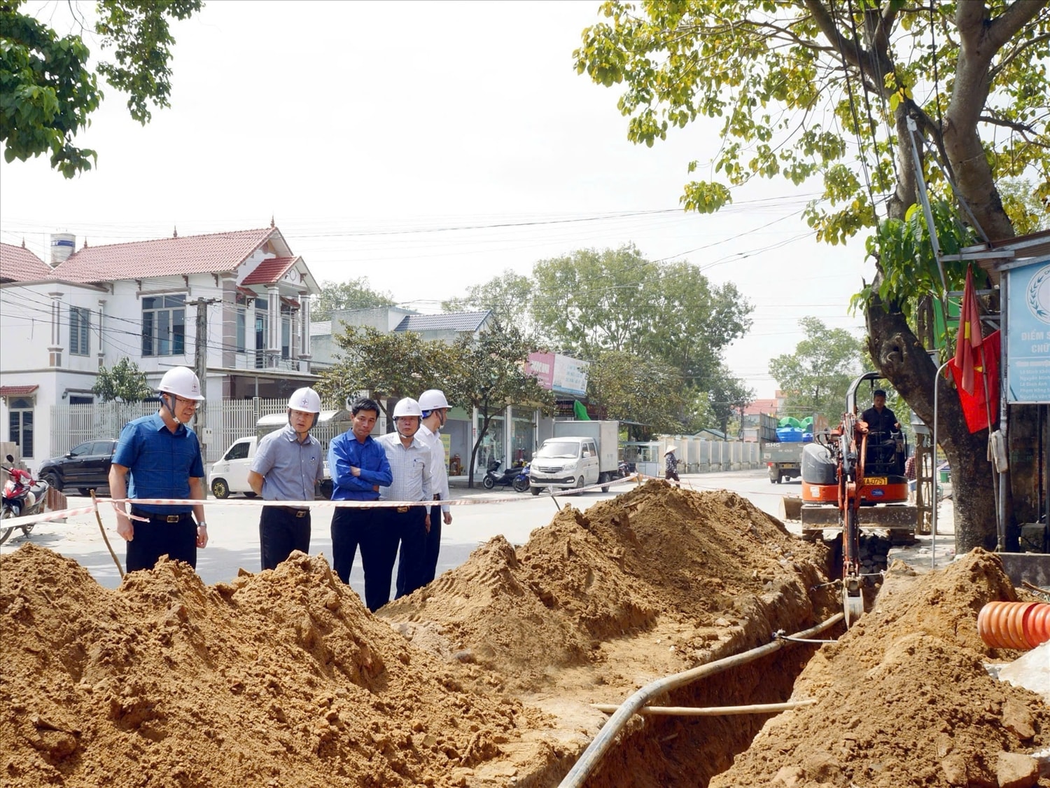 Lãnh đạo Công ty kiểm tra hiện trường tiến độ thi công dự án. Lãnh đạo Công ty kiểm tra hiện trường tiến độ thi công dự án.