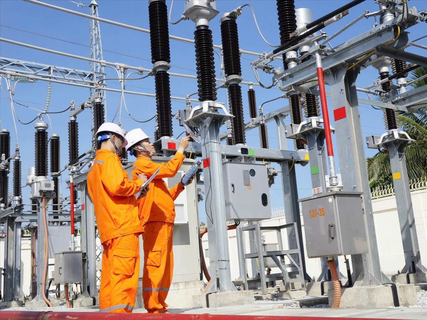 Công nhân Xí nghiệp 110kV (PC Thanh Hóa) kiểm tra vận hành thiết bị trong cao điểm nắng nóng. Công nhân Xí nghiệp 110kV (PC Thanh Hóa) kiểm tra vận hành thiết bị trong cao điểm nắng nóng.