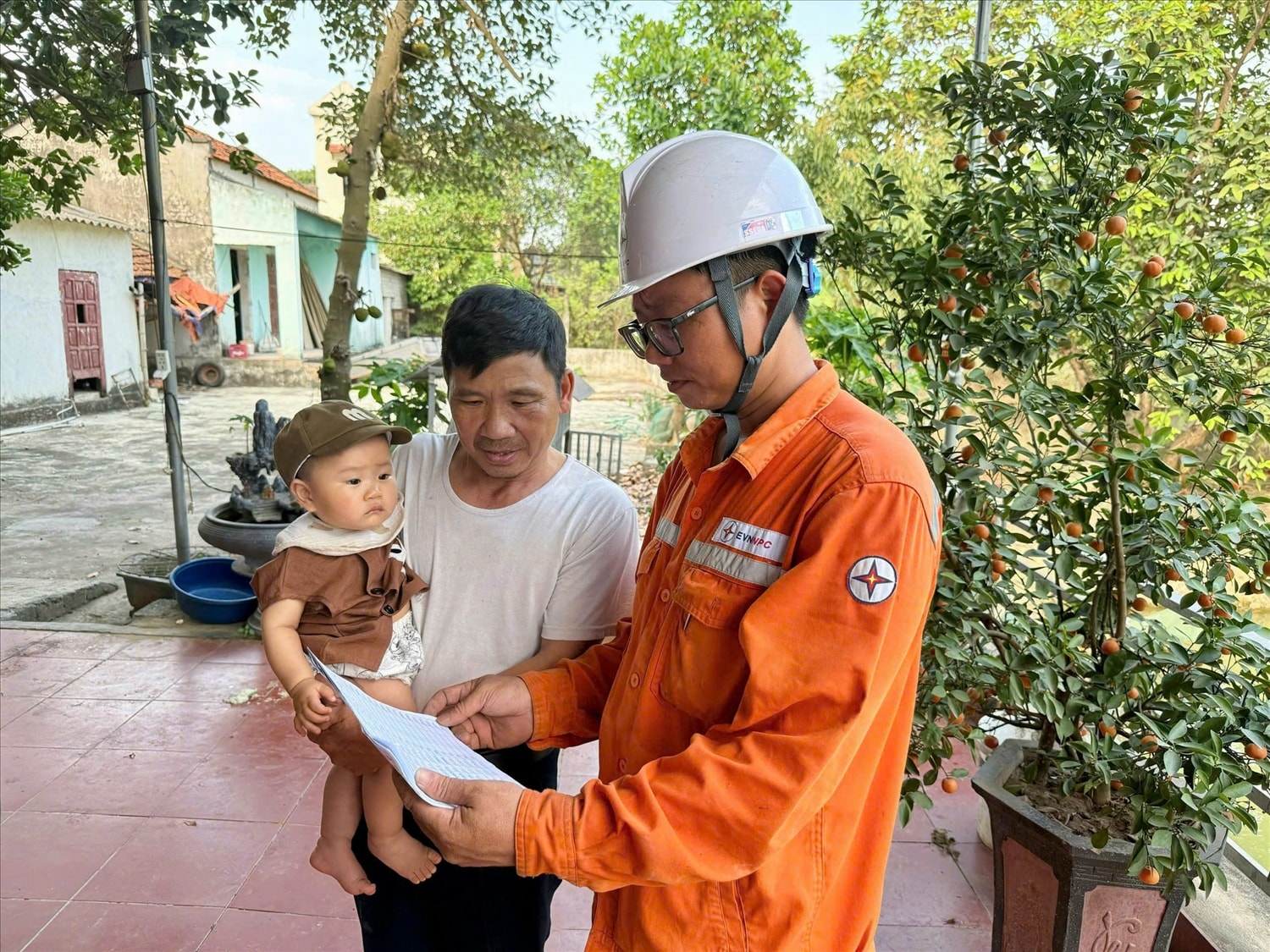 Công nhân Điện lực trực thuộc PC Thanh Hóa thông tin và giải đáp các thắc mắc của khách hàng về chỉ số công tơ của gia đình sau khi thực hiện kiểm tra đảm bảo khách quan, minh bạch và công khai. Công nhân Điện lực trực thuộc PC Thanh Hóa thông tin và giải đáp các thắc mắc của khách hàng về chỉ số công tơ của gia đình sau khi thực hiện kiểm tra đảm bảo khách quan, minh bạch và công khai.