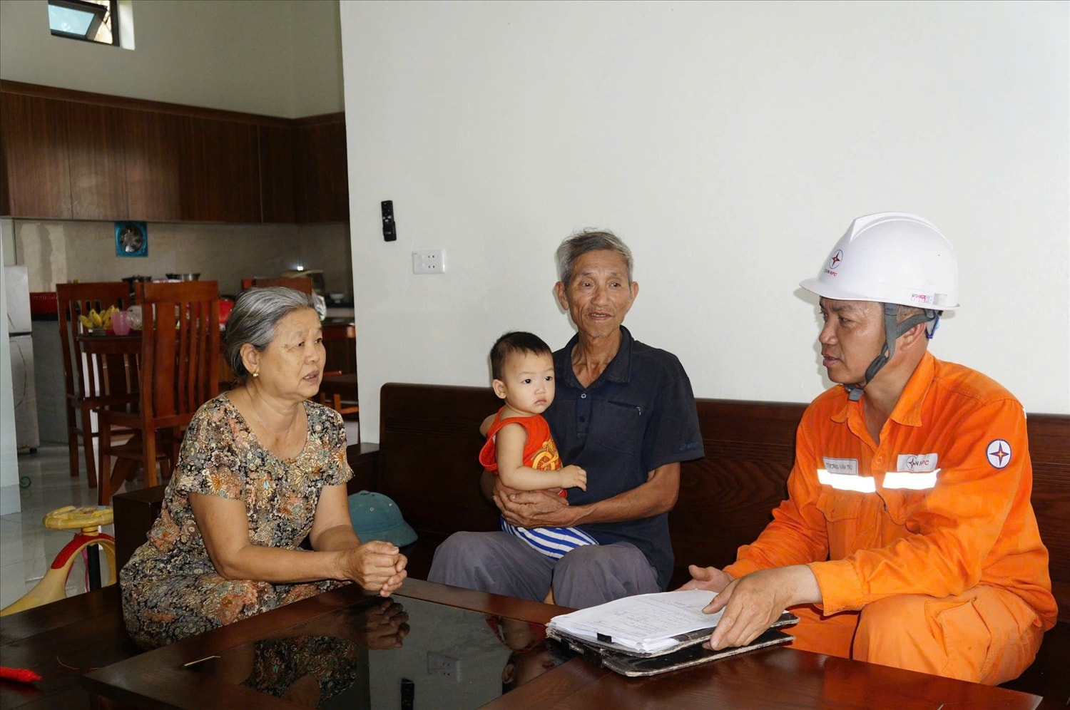 Công nhân Điện lực trực thuộc PC Thanh Hóa hướng dẫn khách hàng sử dụng điện an toàn, tiết kiệm và hiệu quả năm 2025. Công nhân Điện lực trực thuộc PC Thanh Hóa hướng dẫn khách hàng sử dụng điện an toàn, tiết kiệm và hiệu quả năm 2025.