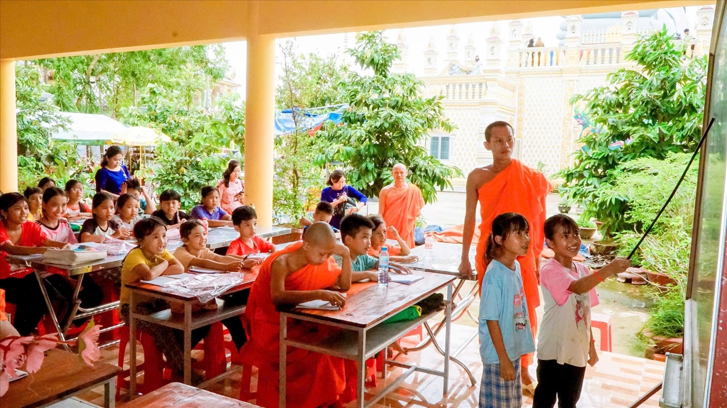Một lớp học luôn có hai sư đứng lớp ( trong ảnh - lớp học tại chùa Sớm Rông - Sóc Trăng) 