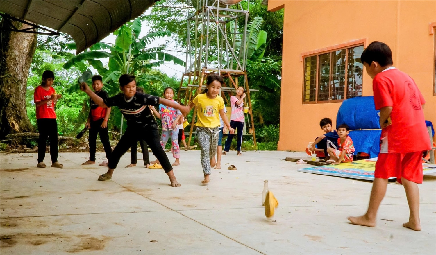 Các em học sinh Khmer lớn lên với những ký ức  đẹp gắn liền với ngôi chùa nơi mình sinh sống ( Ảnh : Văn Dương) 