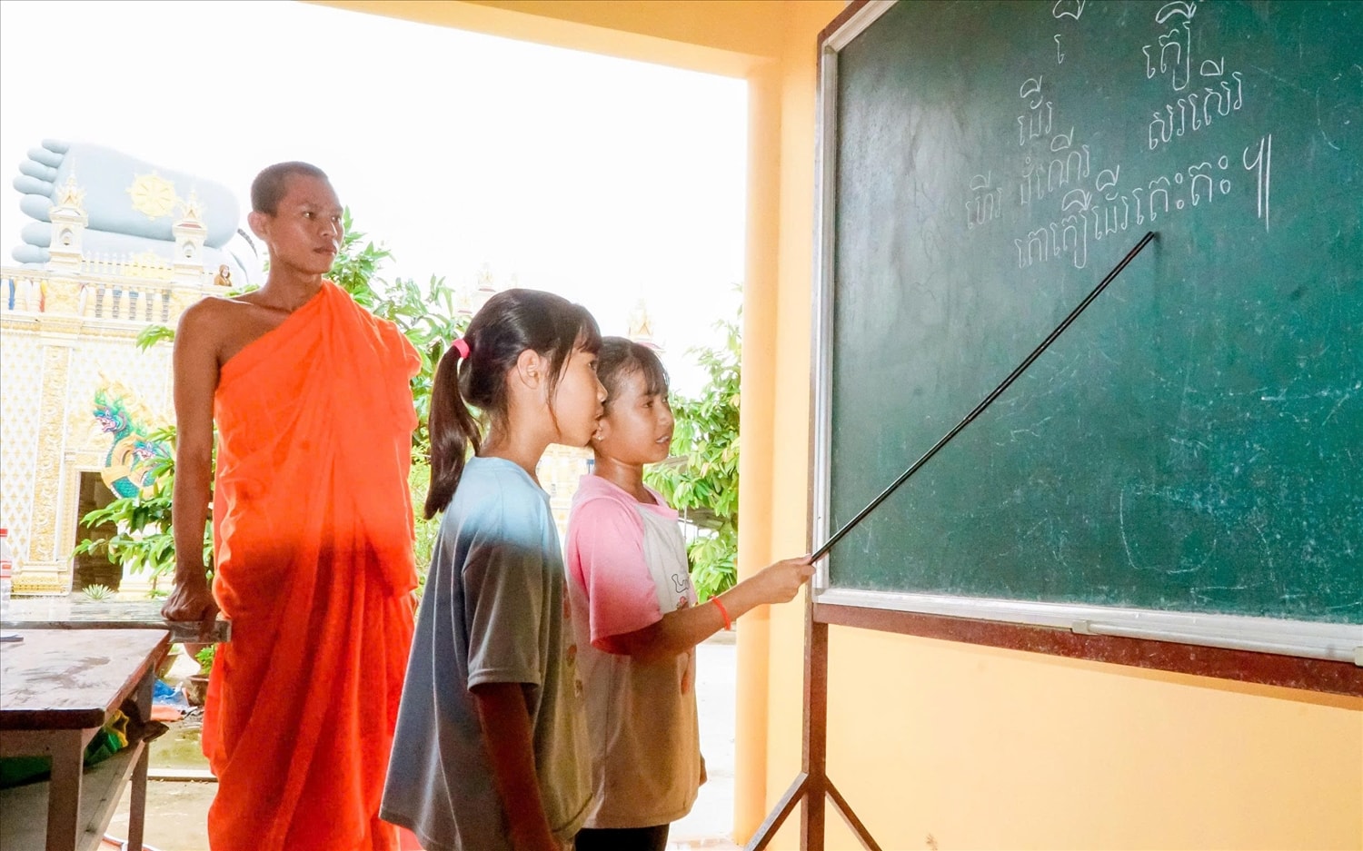 Đọc, viết và hiểu nghĩa là mục tiêu của các sư tham gia dạy các lớp hè cho các em học sinh tại các chùa trên địa bàn tỉnh Sóc Trăng  (ảnh: Văn Dương) 