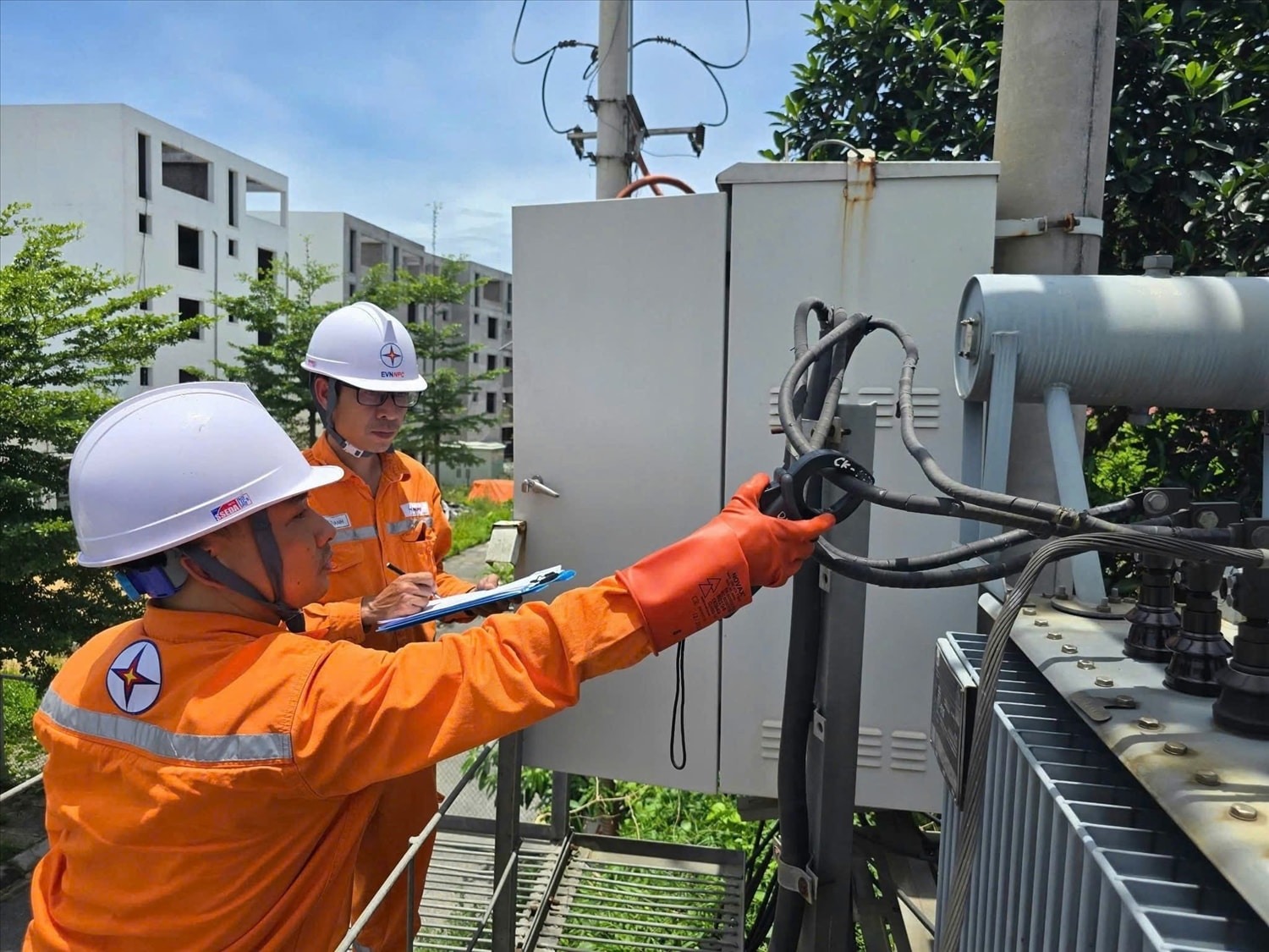 Cán bộ ngành điện lực miền Bắc kiểm tra thiết bị, vận hành an toàn điện