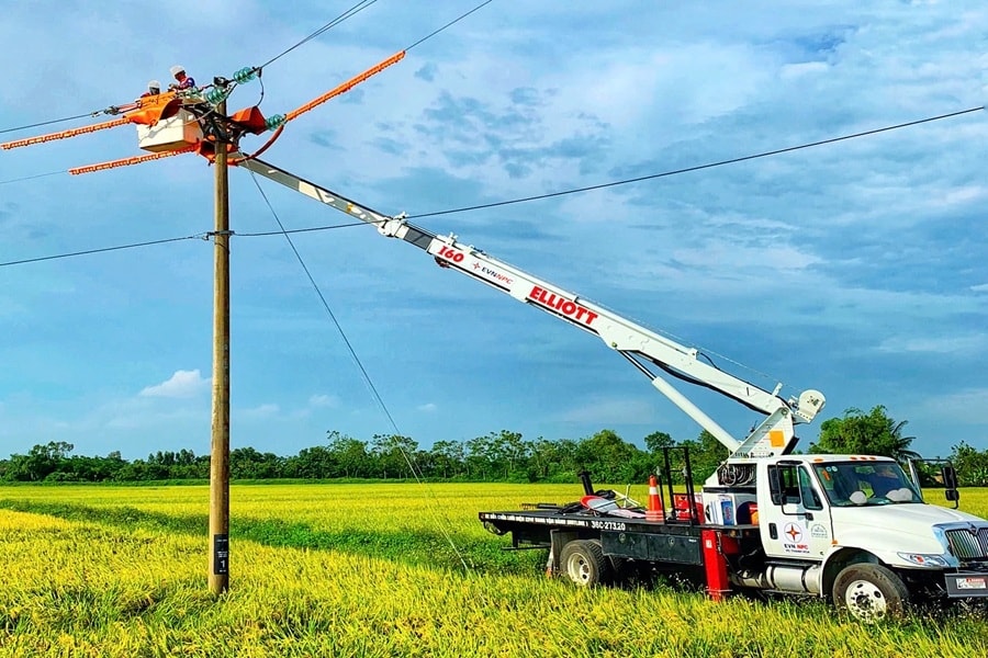 Công nhân ngành điện lực miền Bắc thường xuyên kiểm tra bảo trì, bảo dưỡng lưới điện đảm bảo an toàn cung cấp điện ổn định 