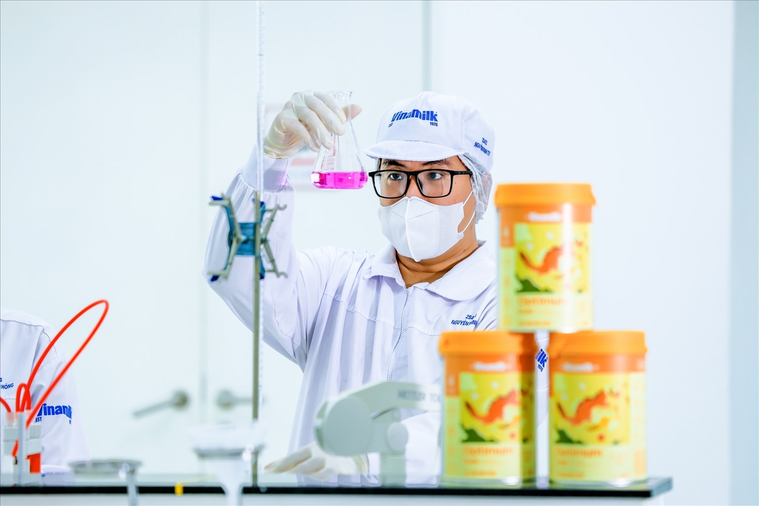 Hình 2A hoặc Hình 2B: Vinamilk tiên phong đưa đột phá 6 HMO vào giải pháp dinh dưỡng cho trẻ (Ảnh: Nguyễn Hoàng).