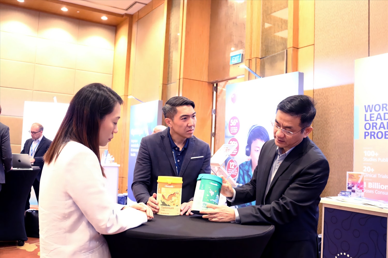 Ông Nguyễn Quang Trí - Giám đốc điều hành Marketing Vinamilk (ngoài cùng bên phải) chia sẻ về đột phá 6 HMO với các khách mời tại Diễn đàn Phát triển Châu Á 2025 (Ảnh: Hồng Nhân).