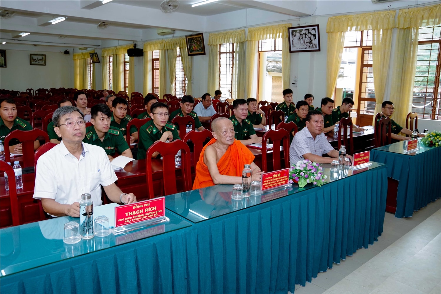 Hòa thượng Tăng Nô, Phó Pháp chủ, Hội đồng chứng minh Giáo hội phật giáo Việt Nam, Hội trưởng Hội đoàn kết sư sãi yêu nước TP.Cần Thơ, Phó hiệu trưởng Trường Bổ túc văn hóa Pali Trung cấp Nam bộ cùng các đại biểu tham dự buổi khai mạc tiếng Khmer