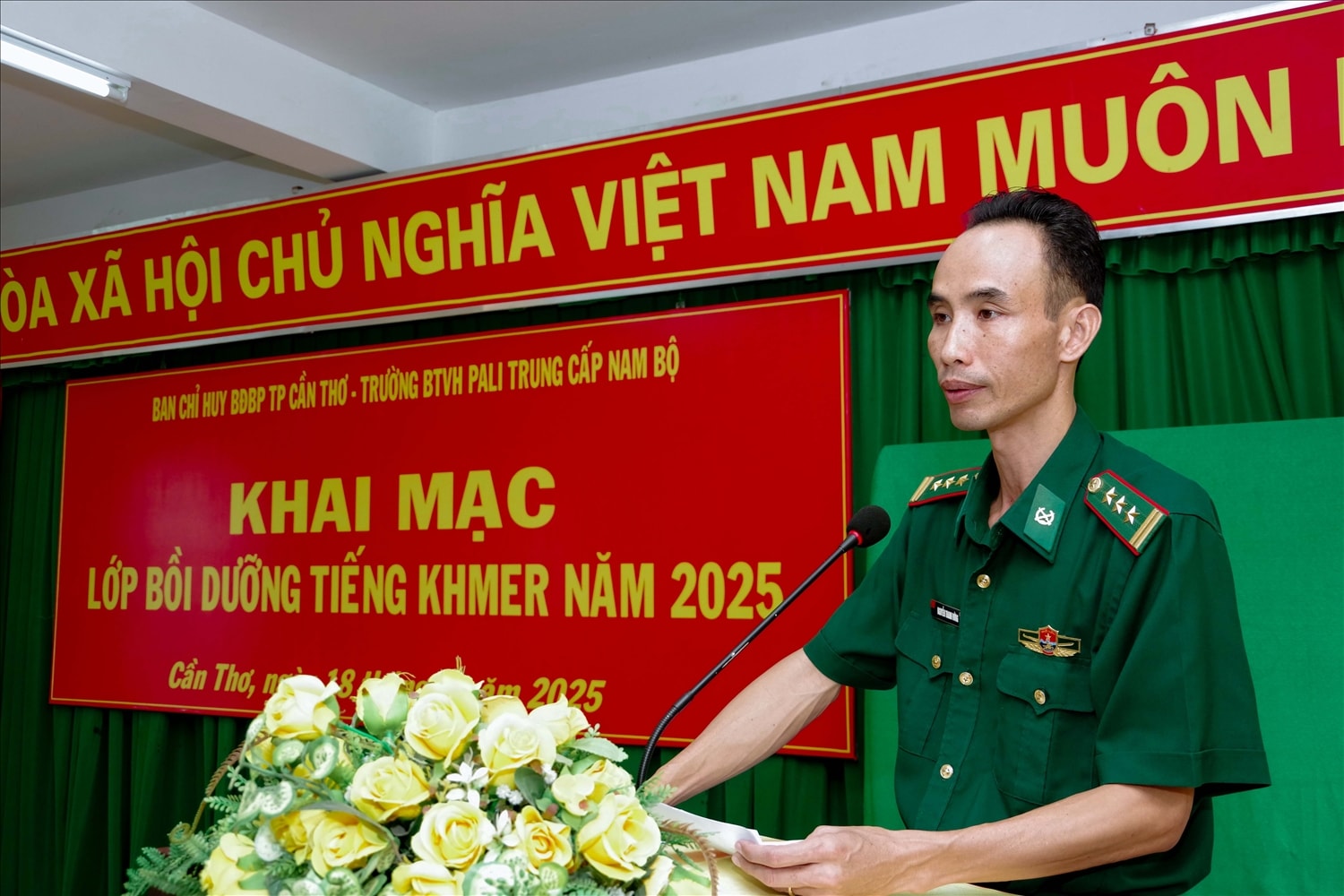 Thượng tá Nguyễn Thanh Đừng, Phó Chỉ huy trưởng, Tham mưu trưởng Ban Chỉ huy BĐBP TP Cần Thơ phát biểu khai mạc lớp bồi dưỡng tiếng Khmer năm 2025.