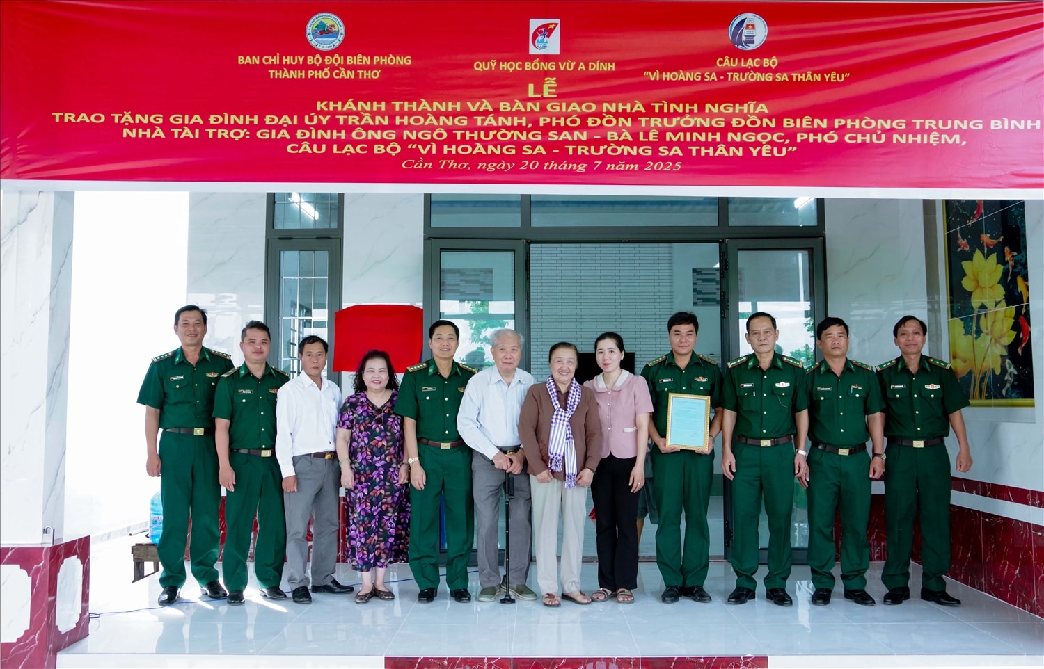 Các đại biểu chụp ảnh lưu niệm tại buổi lễ bàn giao nhà