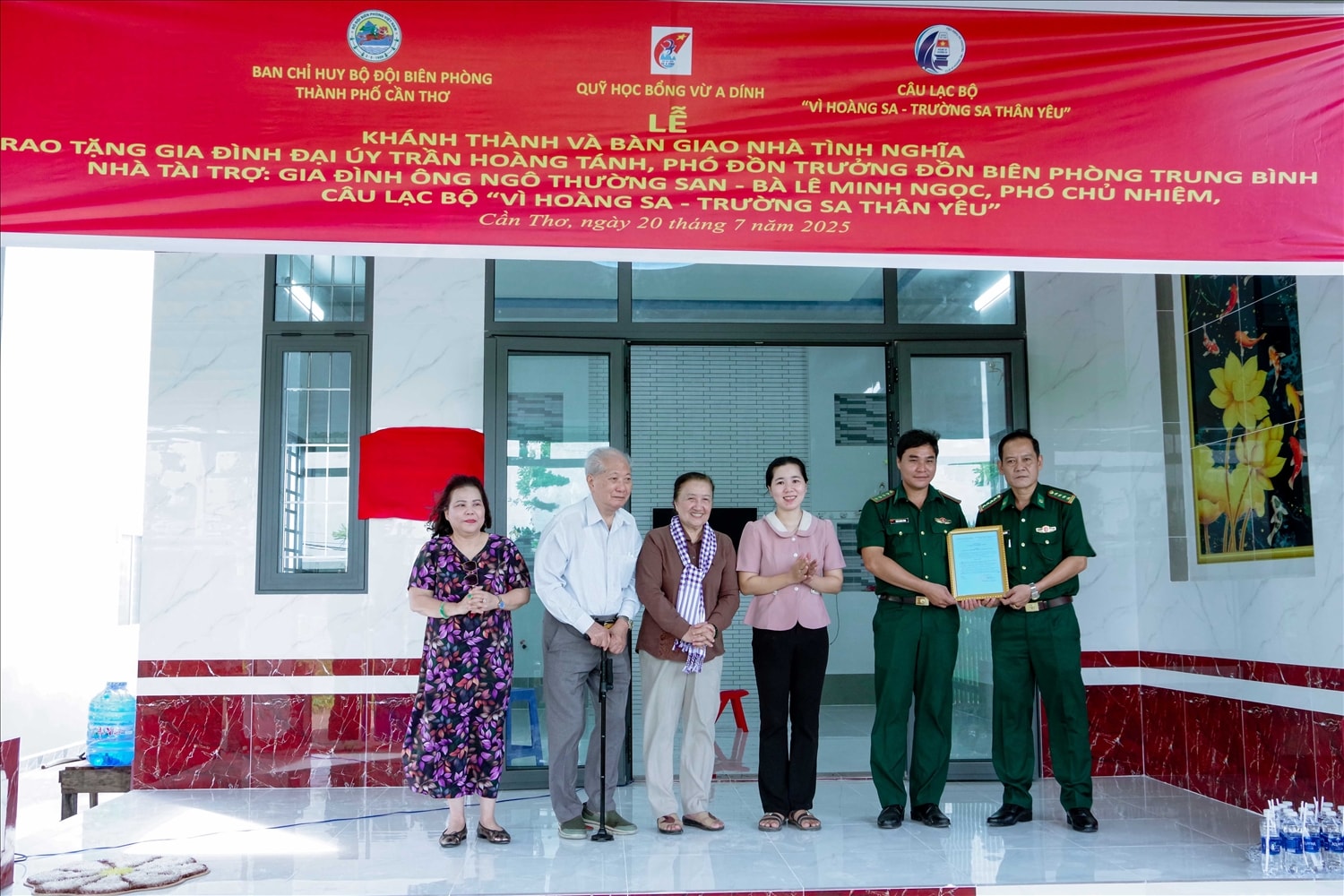Đại tá Huỳnh Thanh Hùng, Chính ủy Ban chỉ huy BĐBP TP Cần Thơ và đại diện lãnh đạo Quỹ học bổng Vừ A Dính - Câu lạc bộ “Vì Hoàng Sa - Trường Sa thân yêu” trao quyết định bàn giao nhà cho gia đình đại úy Trần Hoàng Tánh.