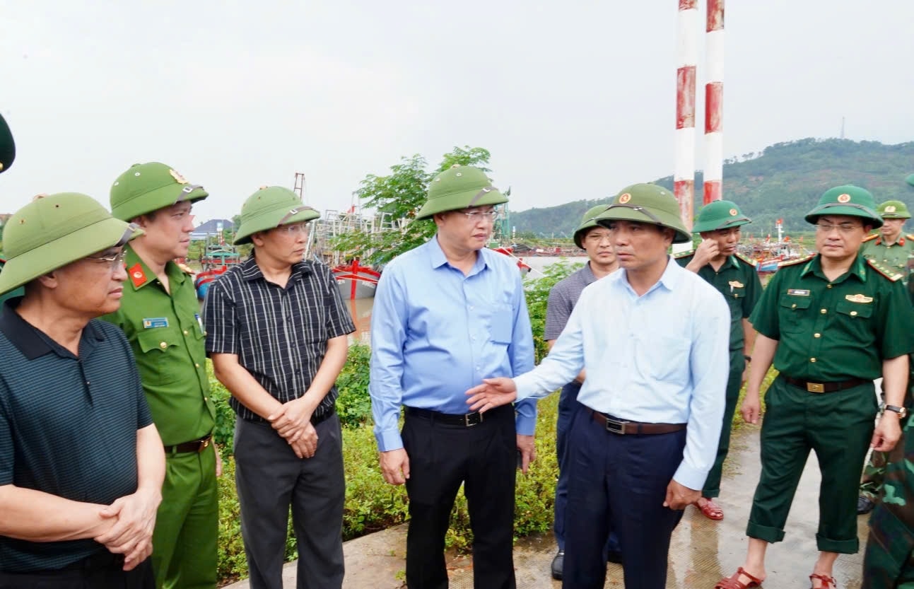 Bí thư Tỉnh ủy Nguyễn Doãn Anh kiểm tra khâu tránh trú bão tại xã Hòa Lộc (Ảnh: Hà Phương)