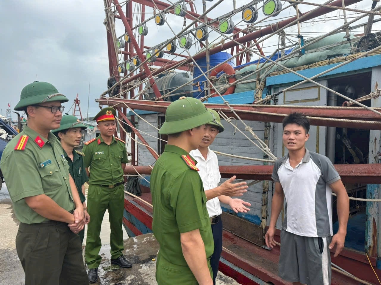 Lực lượng chức năng tuyên truyền, hỗ trợ ngư dân phòng, chống bão số 3. Ảnh: Thái Thanh