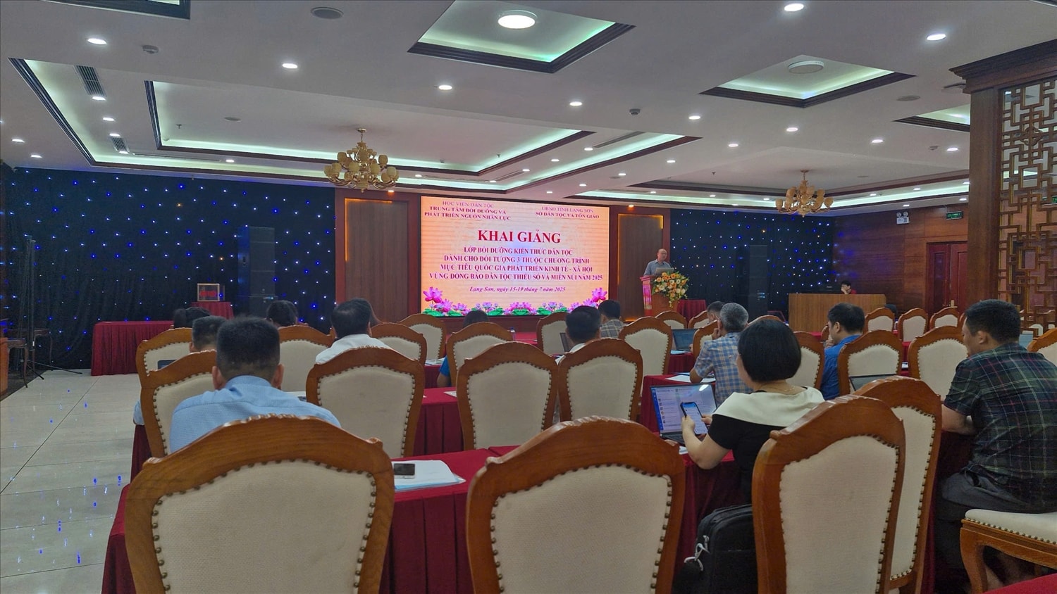 Sở Dân tộc và Tôn giáo Lạng Sơn tổ chức lớp bồi dưỡng kiến thức làm công tác dân tộc cho các học viên là cán bộ làm công tác dân tộc tại cơ sở
