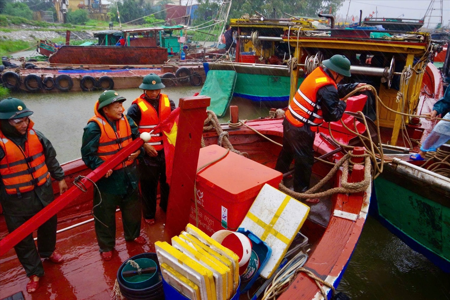 Cán bộ, chiến sĩ Hải đoàn Biên phòng 38 cùng ngư dân chằng buộc tàu thuyền, ứng phó bão số 3 (bão Wipha). Ảnh: Bộ đội biên phòng
