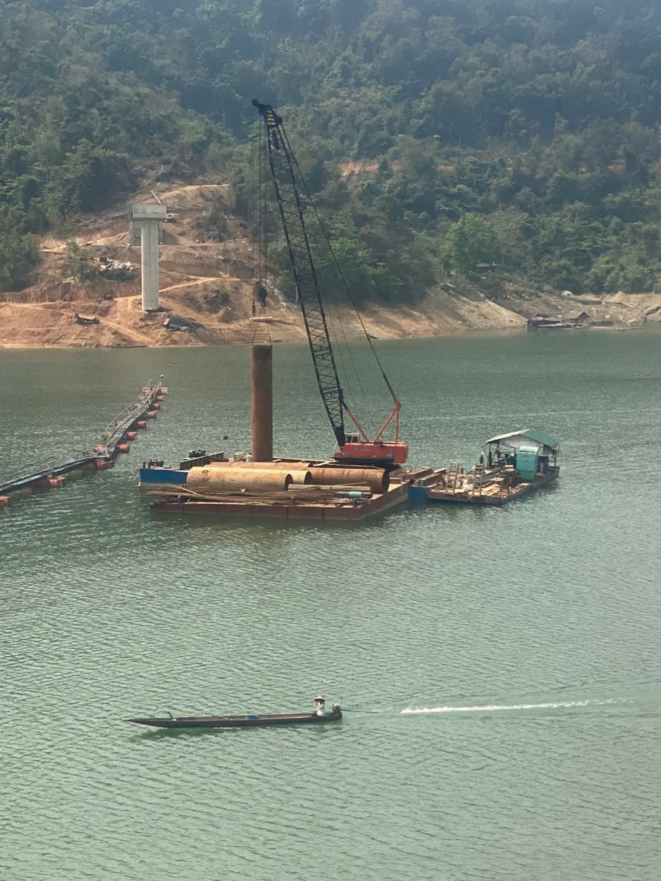 Thi công trụ cầu Suối Hộc trên tuyến dự án mở đường vào các xã lòng hồ bản Vẽ là Hữu Khuông, Nhôn Mai gặp nhiều khó khăn do cốt nước ngập cao hơn thiết kế (Ảnh: Thanh Hải)