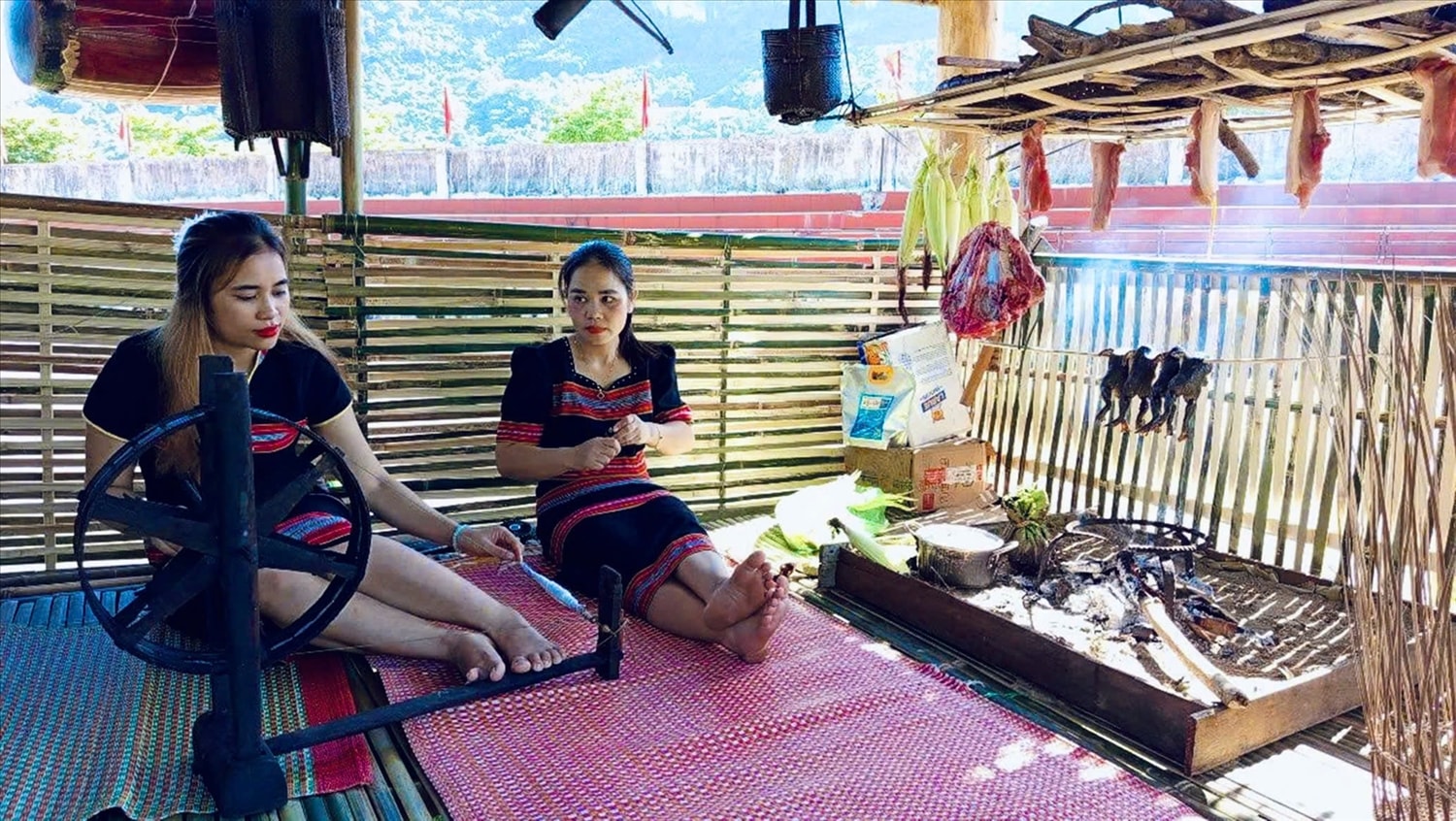 Những người phụ nữ Ve bên khung dệt. Ảnh: Văn Sơn