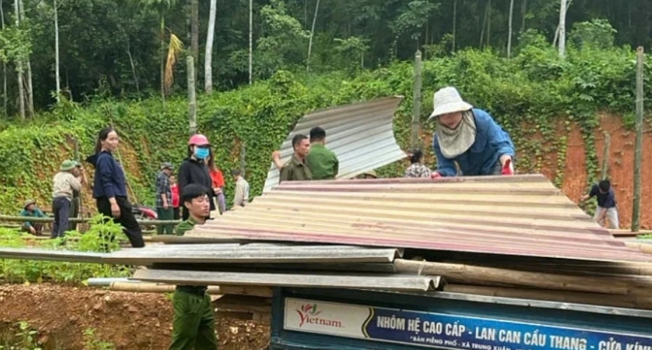 Các lực lượng tại chỗ của xã Trung Hạ hỗ trợ xây dựng lán tạm phục vụ di dời khẩn cấp người dân bản Muỗng(ảnh CTV)