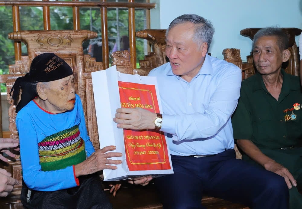 Phó Thủ tướng Thường trực Chính phủ Nguyễn Hòa Bình thăm hỏi, tặng quà mẹ liệt sỹ Hà Thị Bội tại tổ dân phố Đồng Chạ, tỉnh Thanh Hóa. Ảnh: Minh Hiếu