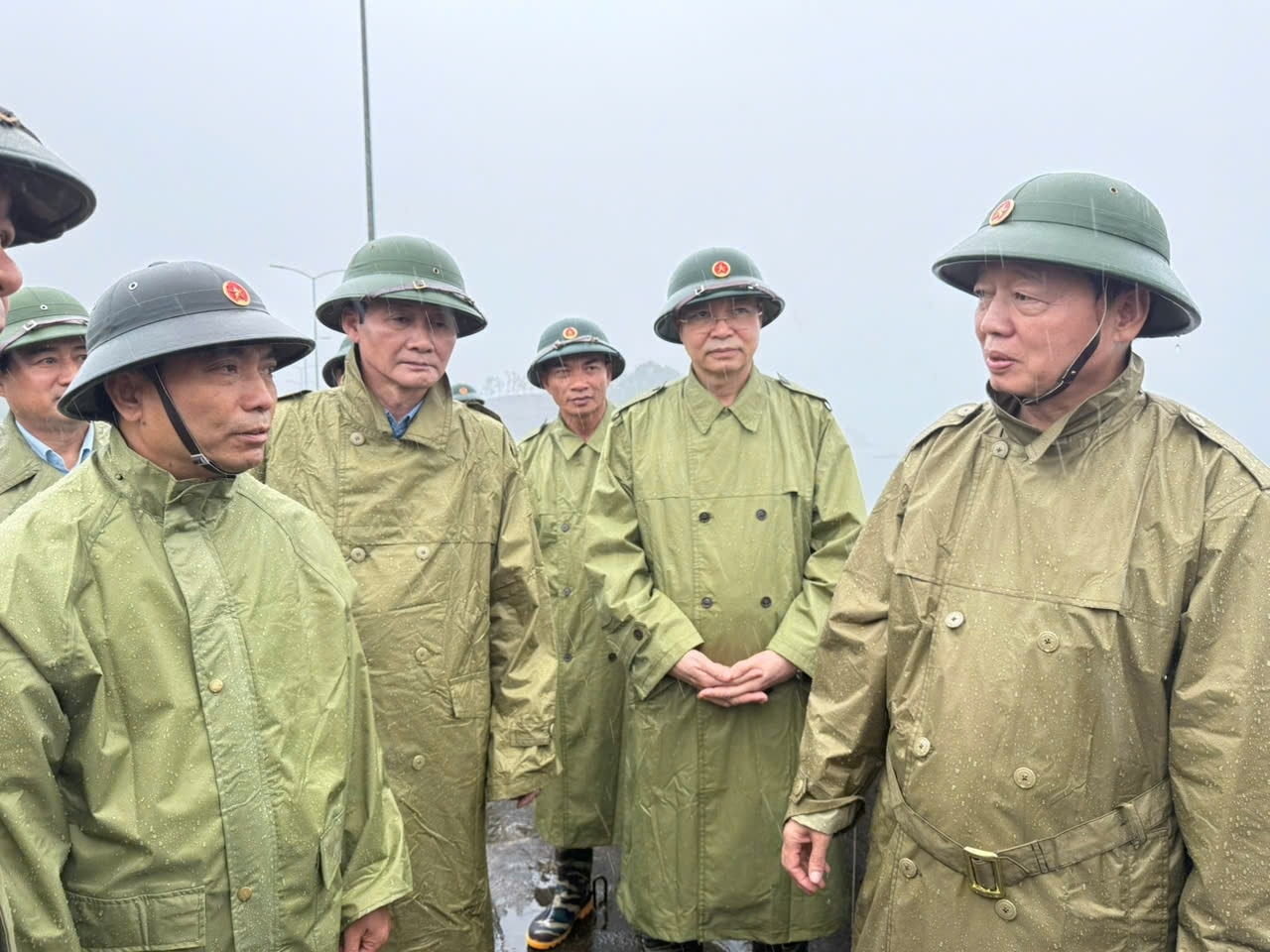 Phó Thủ tướng Trần Hồng Hà nhấn mạnh Thanh Hoá phải bảo vệ an toàn hệ thống đê điều, hồ đập, nhất là tại các trọng điểm đê, kè, cống xung yếu đã được xác định. Ảnh: Việt Hoàng