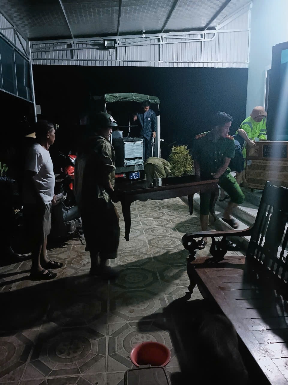 21h đêm 22/7, các lực lượng xã Quỳ Châu vẫn đang nỗ lực di chuyển đồ đạc cho người dân - Ảnh: Thanh Hải