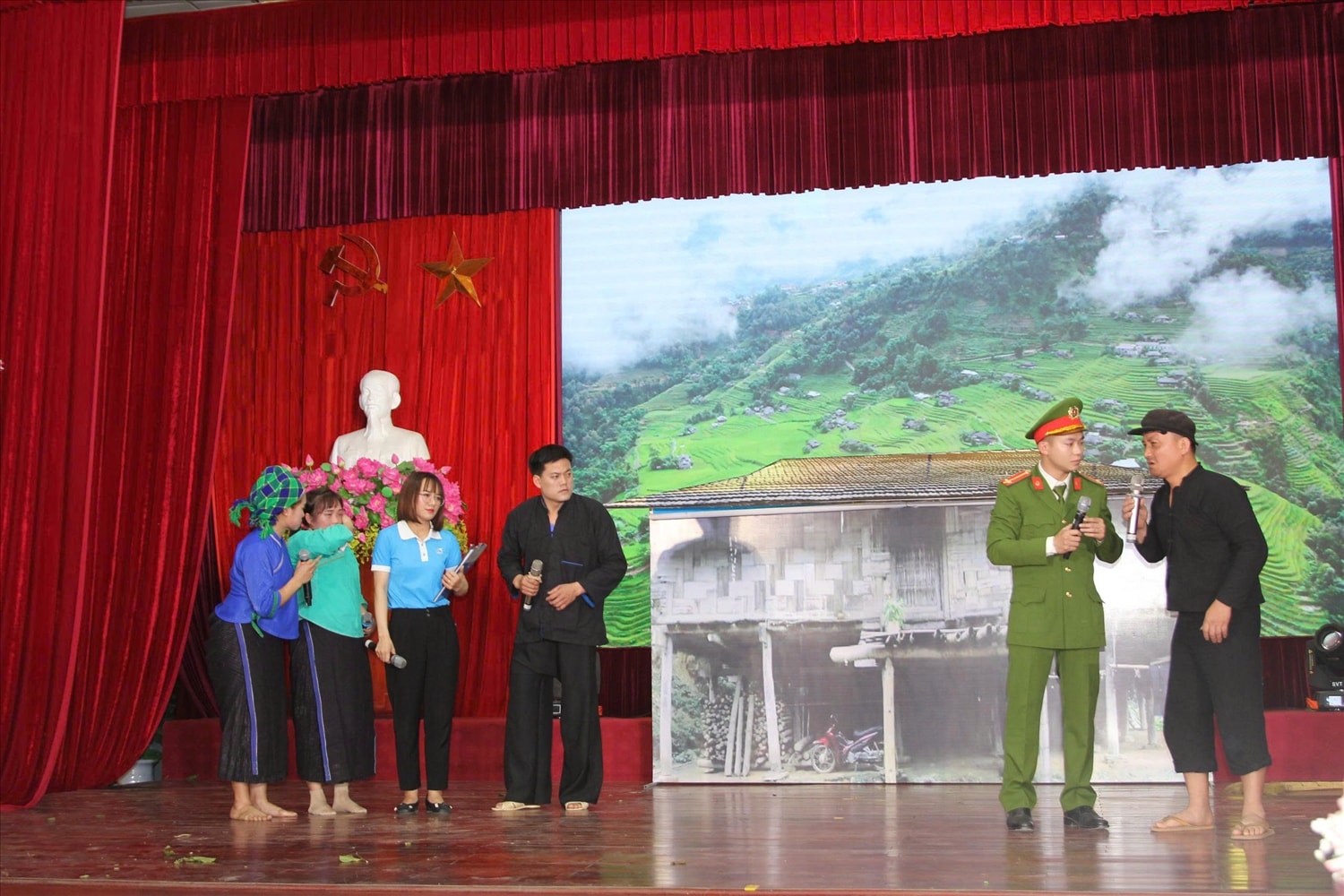 Sau gần 5 năm triển khai các hoạt động của Dự án 8, các địa phương đã thành lập và duy trì hoạt động 10.393 tổ/nhóm truyền thông cộng đồng để thay đổi “nếp nghĩ, cách làm” (Ảnh: Thúy Hống).