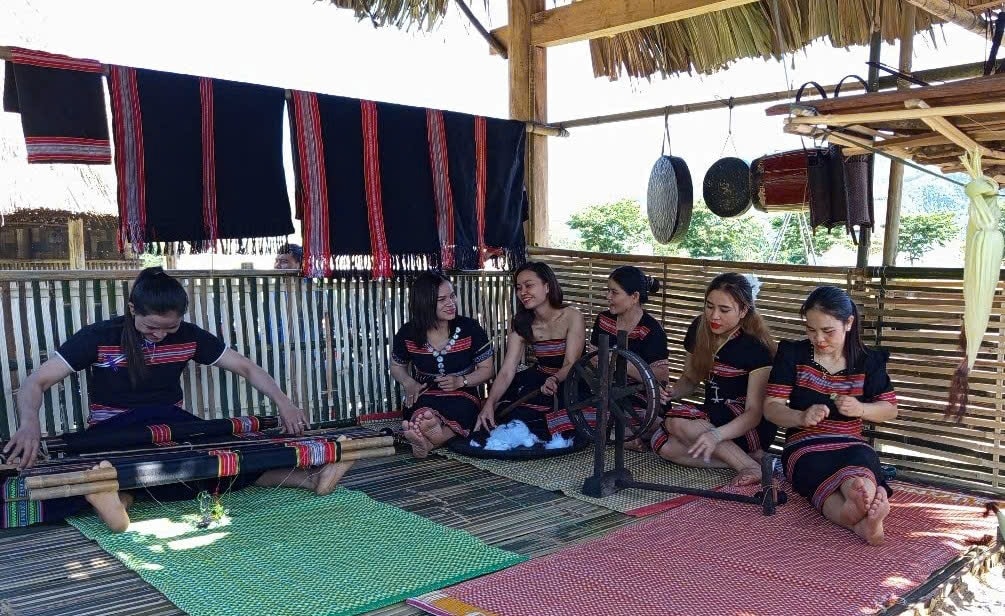 Để hoàn thành một tấm dồ đôi có thể mất từ 3 đến 4 năm – là cả một quá trình kỳ công đòi hỏi sự nhẫn nại, khéo léo và tình cảm sâu sắc của người phụ nữ Ve. Ảnh: Văn Sơn