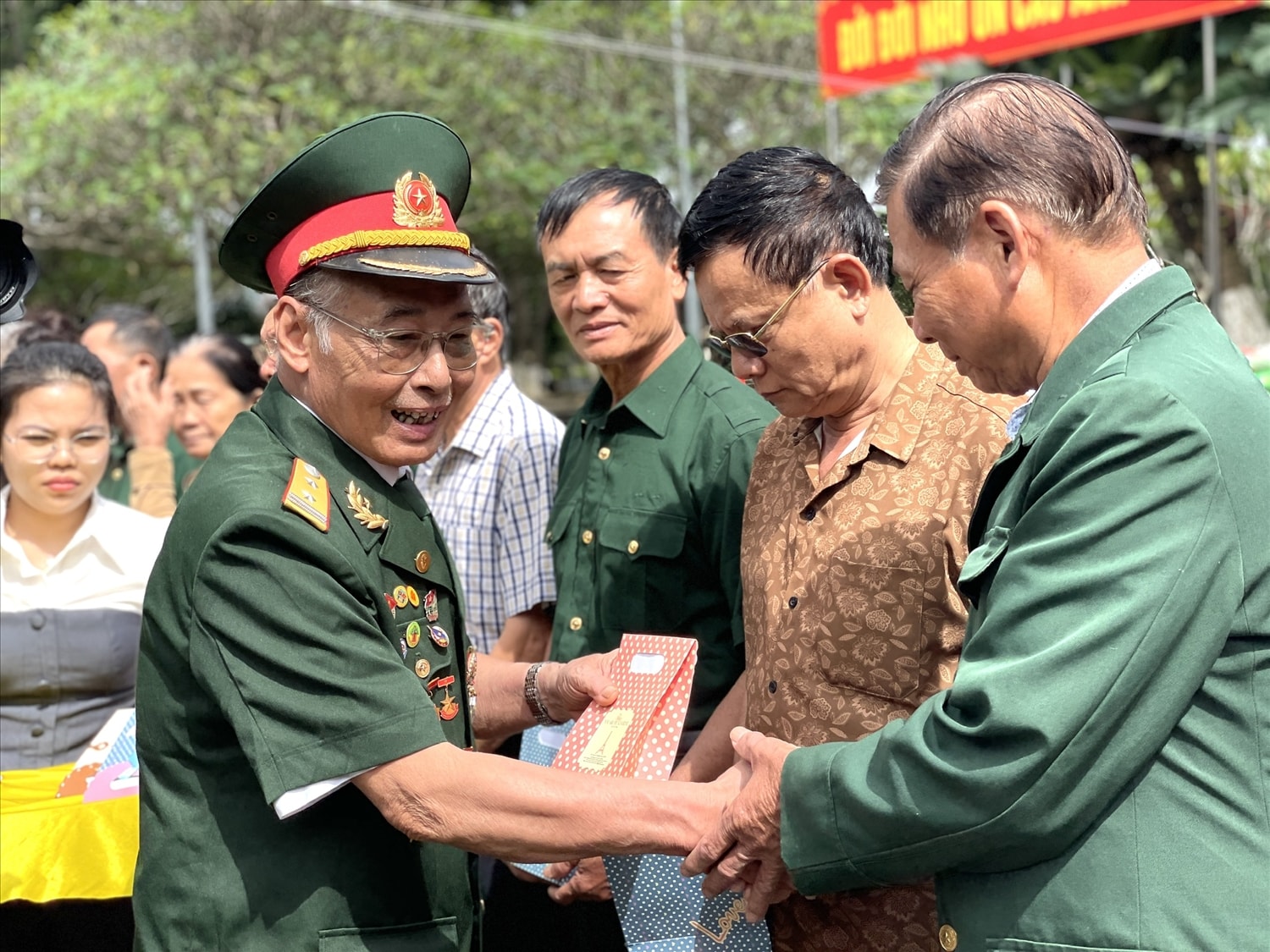 Ban Tổ chức trao tặng quà tri ân đến các gia đình chính sách tại xã Đức Cơ Ban Tổ chức trao tặng quà tri ân đến các gia đình chính sách tại xã Đức Cơ
