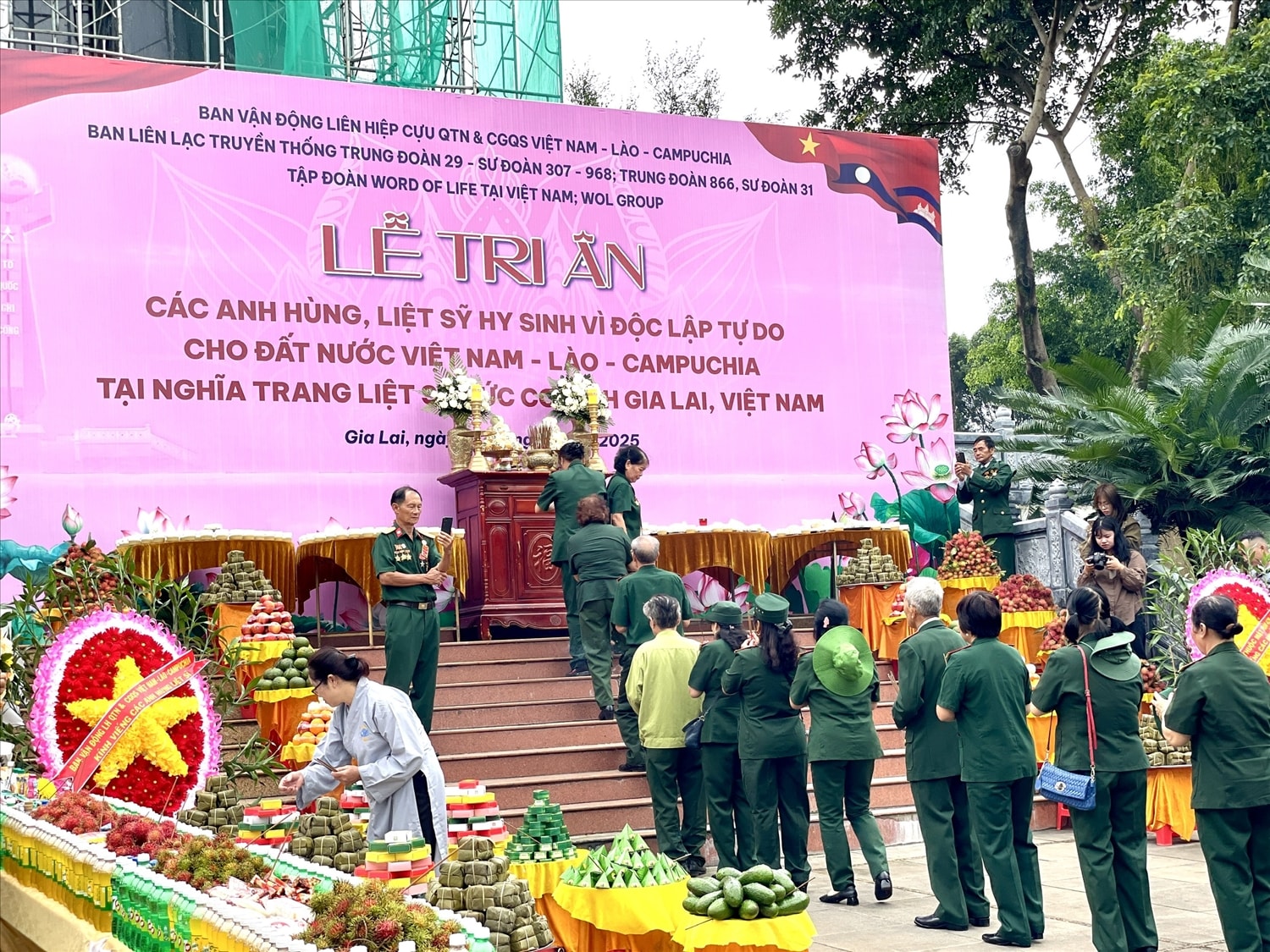 Lễ tri ân các Anh hùng, liệt sĩ tại Nghĩa trang Liệt sĩ Đức Cơ Lễ tri ân các Anh hùng, liệt sĩ tại Nghĩa trang Liệt sĩ Đức Cơ