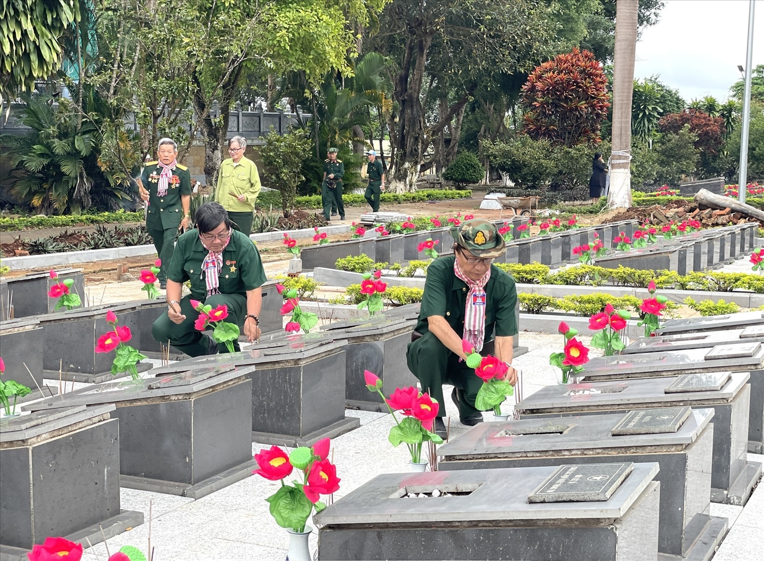 Cựu chiến binh thắp hương tưởng niệm đồng đội nằm lại ở Nghĩa trang Liệt sĩ Đức Cơ Cựu chiến binh thắp hương tưởng niệm đồng đội nằm lại ở Nghĩa trang Liệt sĩ Đức Cơ