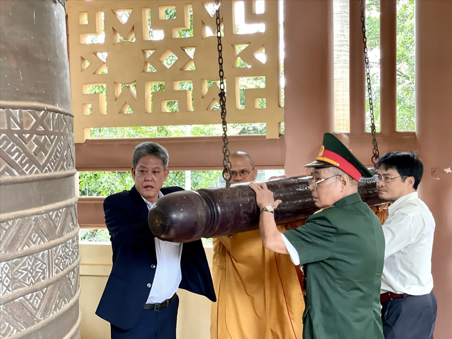 Các đại biểu tiến hành lễ vọng chuông Các đại biểu tiến hành lễ vọng chuông
