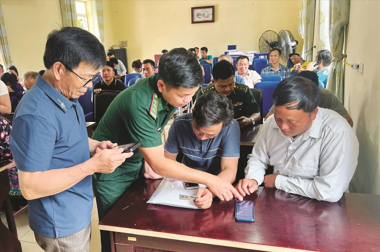 Bộ đội Đồn Biên phòng Pa Tần tỉnh Lai Châu hướng dẫn cán bộ, công chức xã sử dụng các ứng dụng hỗ trợ giải quyết công việc trên điện thoại