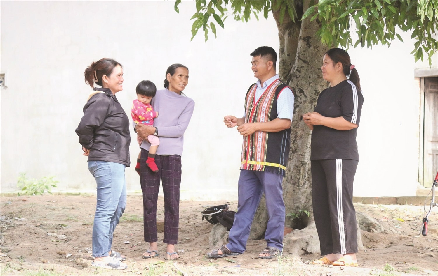 Ông A Tơi tích cực tuyên truyền người dân xóa bỏ hủ tục, xây dựng nếp sống mới