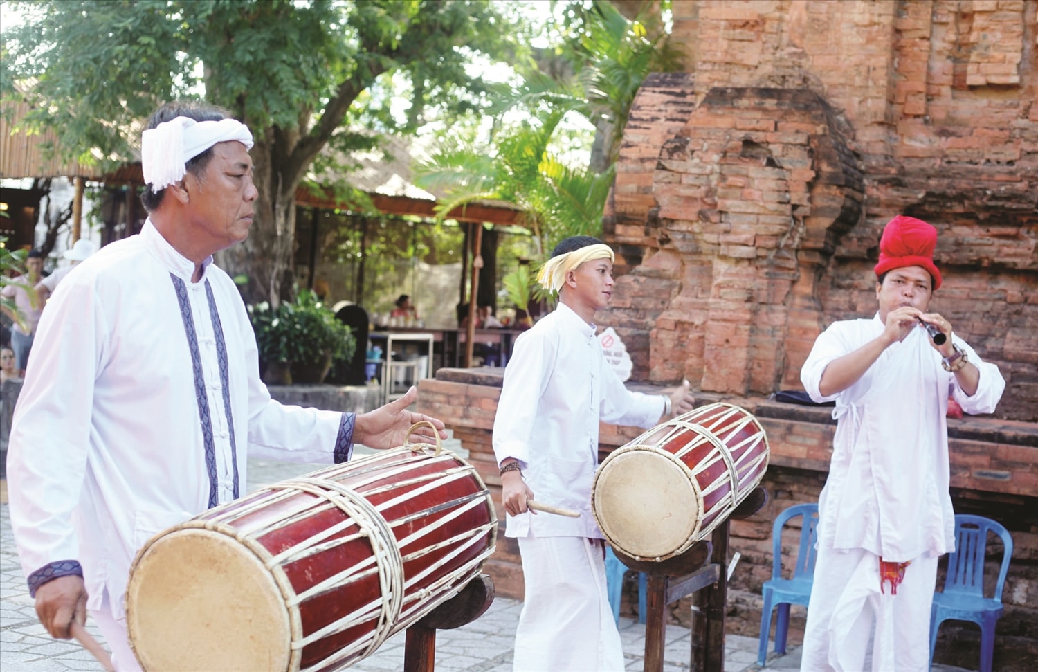 Nghệ nhân dân gian Chăm biểu diễn nhạc cụ truyền thống phục vụ du khách tại Tháp Bà Pô Nagar Nha Trang Nghệ nhân dân gian Chăm biểu diễn nhạc cụ truyền thống phục vụ du khách tại Tháp Bà Pô Nagar Nha Trang