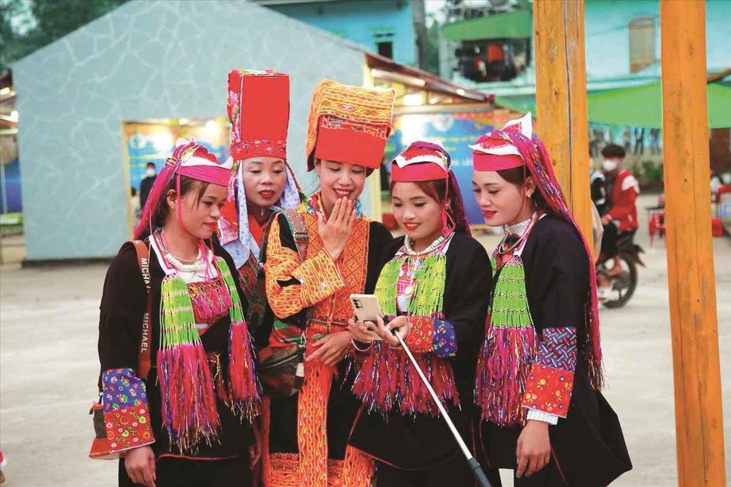 Người dân vùng cao hào hứng ứng dụng chuyển đổi số trên điện thoại  thông minh với mục đích giải trí, nâng cao đời sống tinh thần