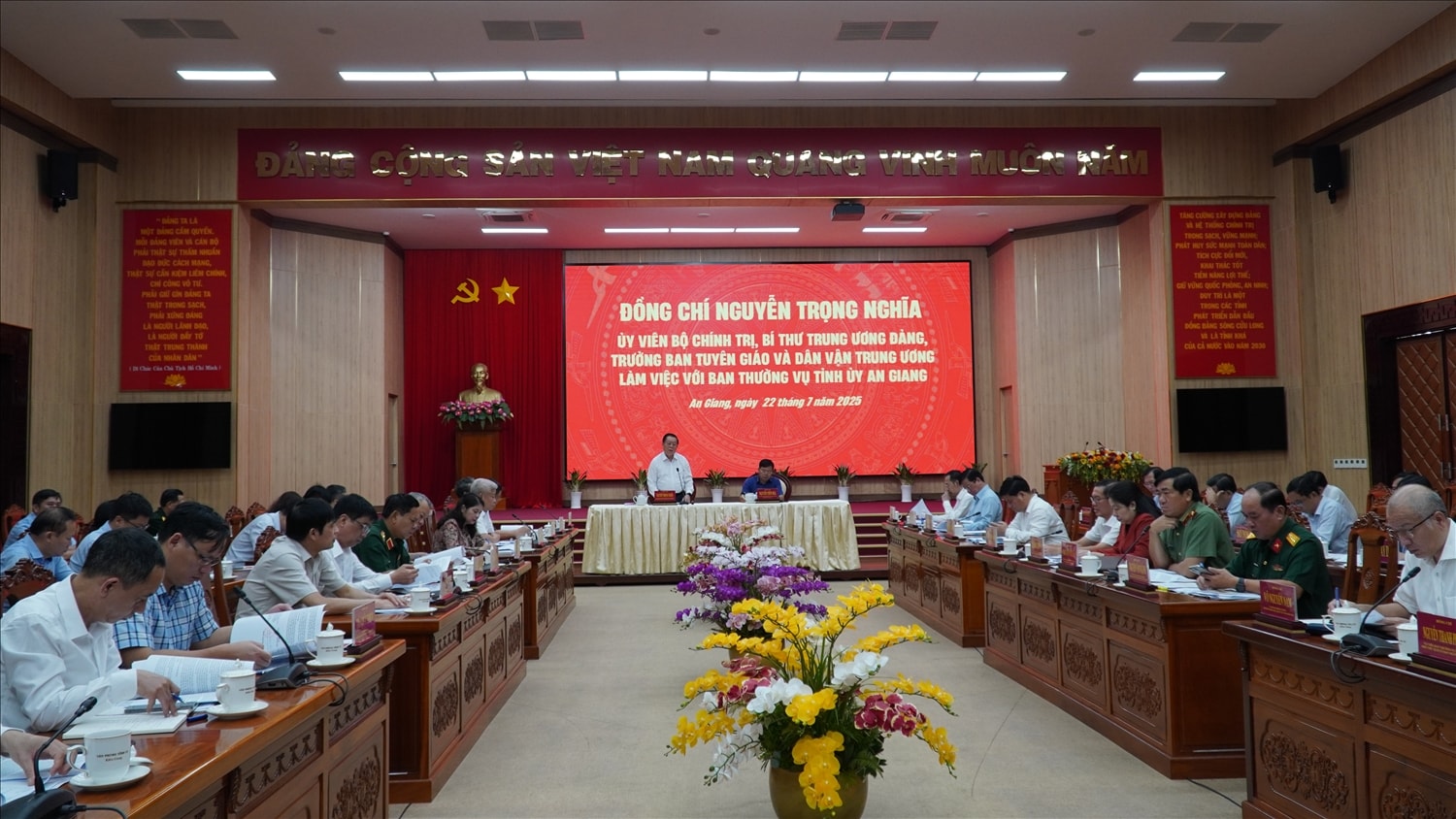 Trưởng Ban Tuyên giáo và Dân vận Trung ương Nguyễn Trọng Nghĩa nhấn mạnh với Ban Thường vụ Tỉnh ủy An Giang nhiều vấn đề cần triển khai trong thời gian tới