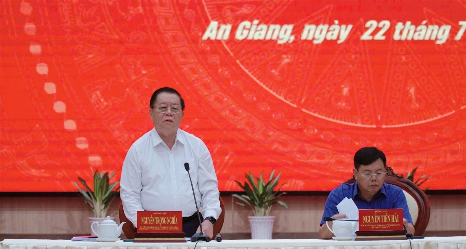 Ủy viên Bộ Chính trị, Bí thư Trung ương Đảng, Trưởng Ban Tuyên giáo và Dân vận Trung ương Nguyễn Trọng Nghĩa làm việc với Ban Thường vụ Tỉnh ủy An Giang về kết quả thực hiện nhiệm vụ chính trị trên địa bàn. (Ảnh: Văn Sỹ)