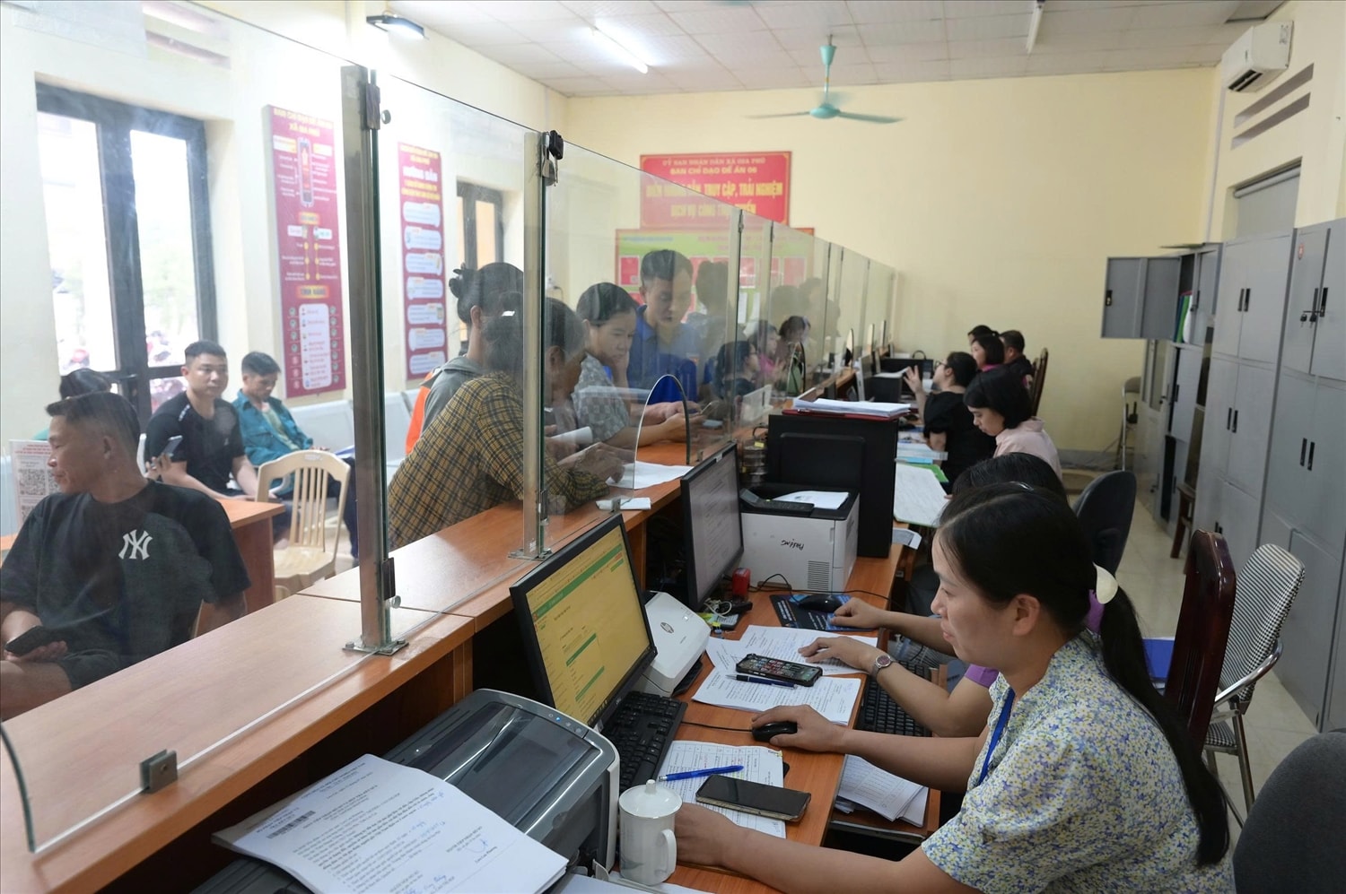 Mỗi ngày, Trung tâm phục vụ hành chính công xã Gia Phú tiếp nhận và xử lý hàng trăm hồ sơ, thủ tục hành chính các loại (Ảnh: Trọng Bảo)