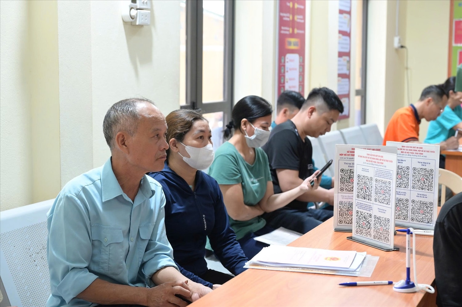 Người dân phấn khởi và vui mừng khi các thủ tục hành chính đều được tiếp nhận và xử lý tại Trung tâm hành chính công của xã (Ảnh Trọng Bảo)