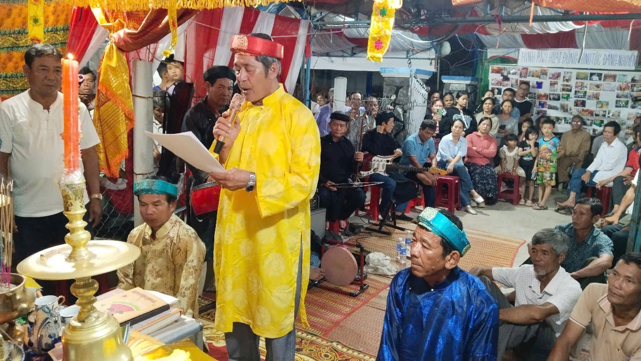 Chủ lễ đang đọc tên của người chết trong tộc chuyển thành họ Nguyễn để nhập gia phả. Chủ lễ đang đọc tên của người chết trong tộc chuyển thành họ Nguyễn để nhập gia phả.