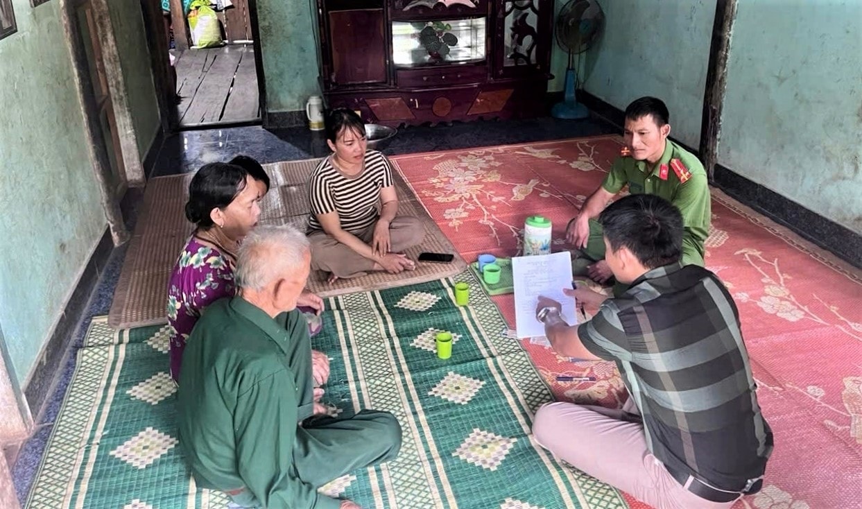 Cán bộ Trung tâm Phục vụ hành chính công xã Ngọk Réo xuống tận nhà giúp hộ ông A Chang làm thủ tục ủy quyền. Ảnh: UBND xã Ngọk Réo
