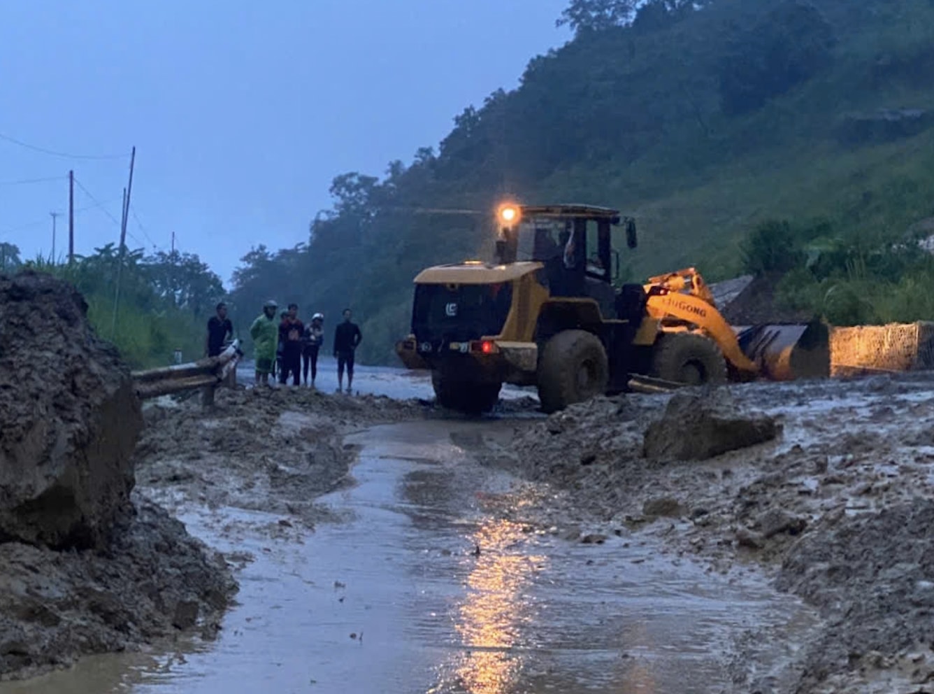 Đơn vị quản lý đường bộ huy động lực lượng xử điểm sạt lở do mưa bão gây ra tại xã Nhi Sơn(ảnh CTV)