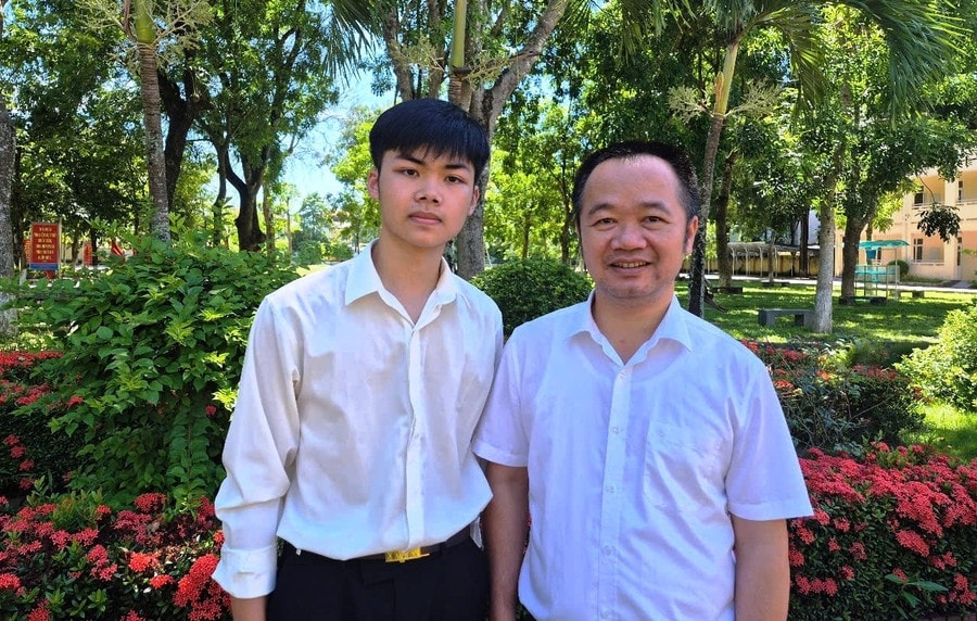 Trịnh Văn Hiếu và thầy giáo Bùi Anh Tuấn, giáo viên Toán, Trường THPT Lê Lợi Thanh Hóa- Ảnh CTV