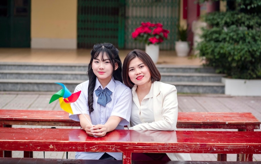 Nữ sinh Vi Ánh Ly Na và mẹ của mình. Ảnh: NVCC