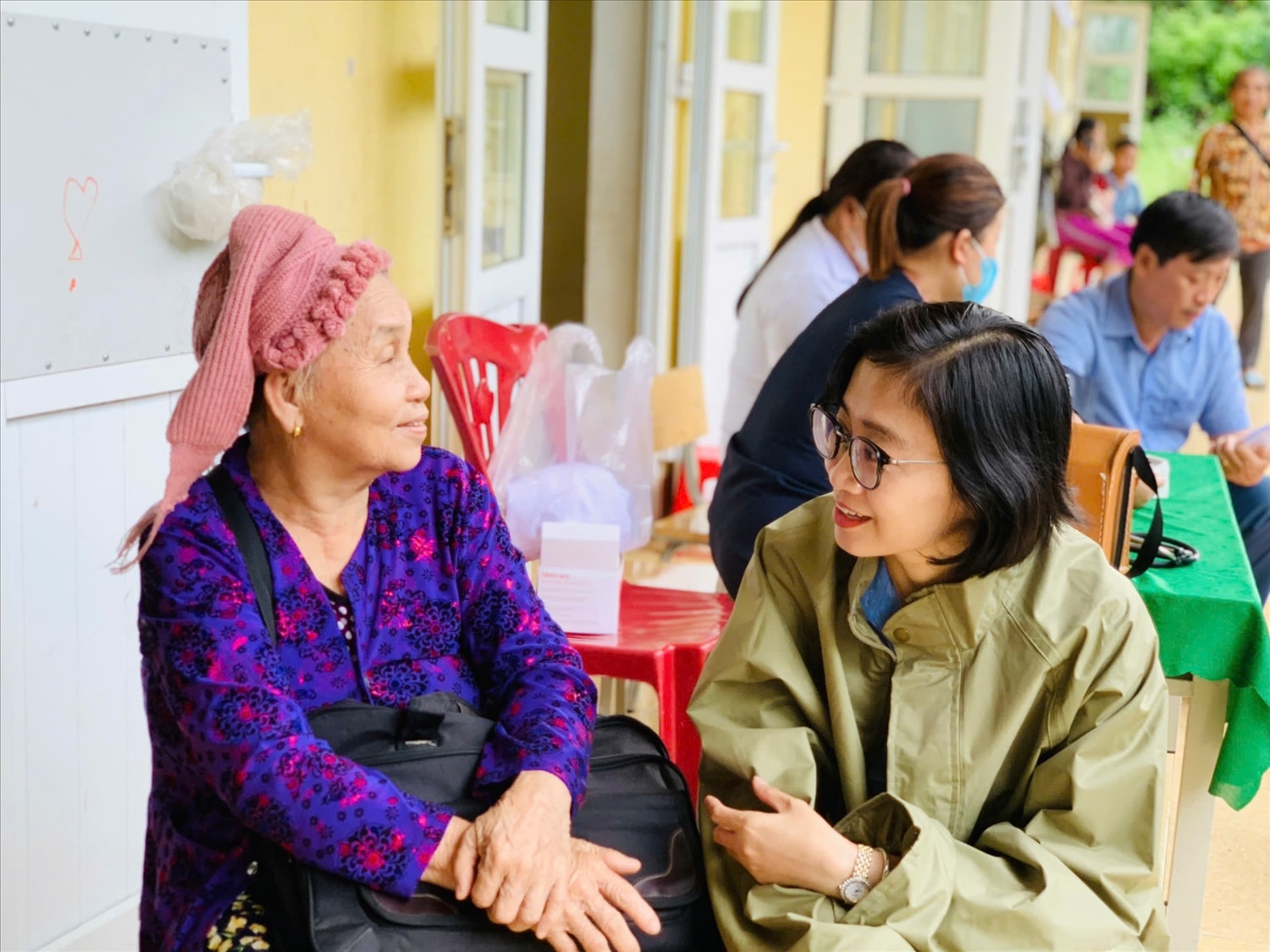 Bí thư Đảng ủy xã Yên Na Vy Thị Bích Thủy nắm bắt, động viên bà con đang tránh trú mưa lũ - Ảnh: CTV